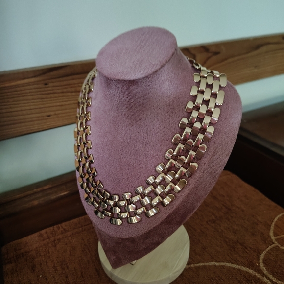 Chic Gold Statement Necklace for Women - Picture 6 of 7